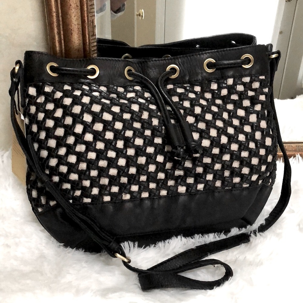 New Marta Ponti Portugal woven leather Italian drawstring crossbody bag. Black.